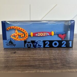Disney Mickey & Minnie 2021 Collectible Key